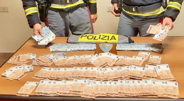 I soldi falsi recuperati dalla polizia stradale di Todi
