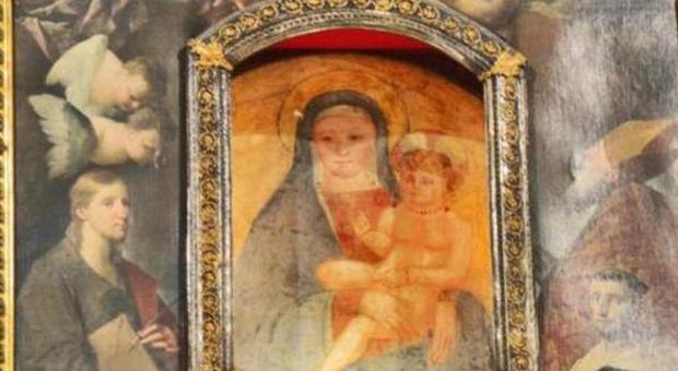 Ladri staccano la corona d'oro della Madonna a colpi di scalpello