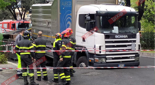 Roma, cede l'asfalato in via dei Colli Portuensi: un camion sprofonda nella voragine