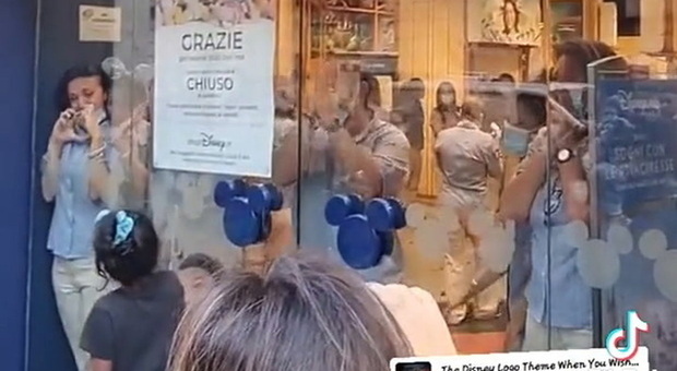 Disney Store Napoli chiude, le lacrime dei dipendenti commuovono il web