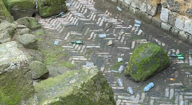 Napoli, le mura greche di piazza Bellini tornano discarica. E i turisti scattano foto