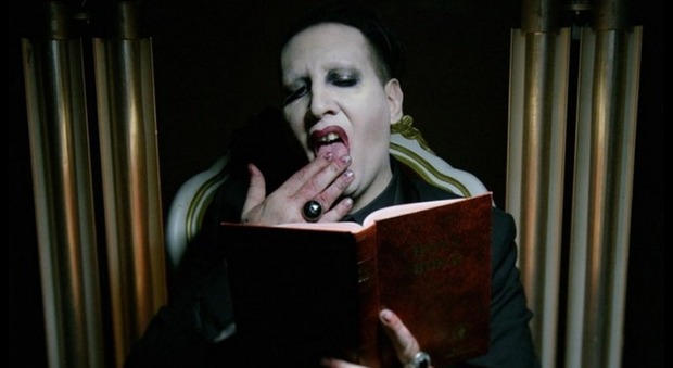 Marilyn Manson "decapita" Donald Trump in un videoclip choc: «La gente deve pensare»