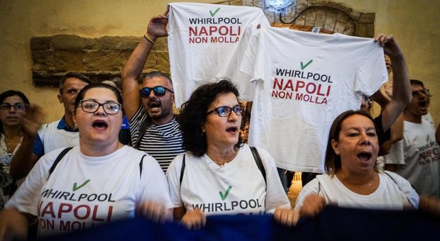 Whirlpool Napoli, l'annuncio a sorpresa del ministro: «L'azienda ha ritirato la procedura di cessione»