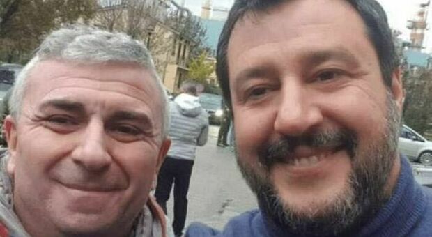 Operaio in malattia va al comizio di Salvini (con selfie). Il Tribunale annulla il licenziamento
