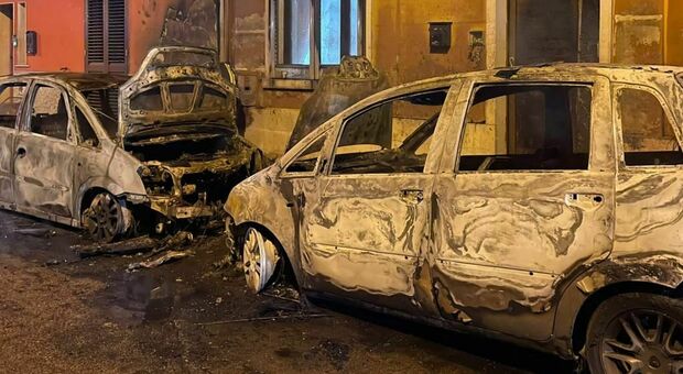 A fuoco quattro auto nella notte: fumo nelle case, famiglie per strada
