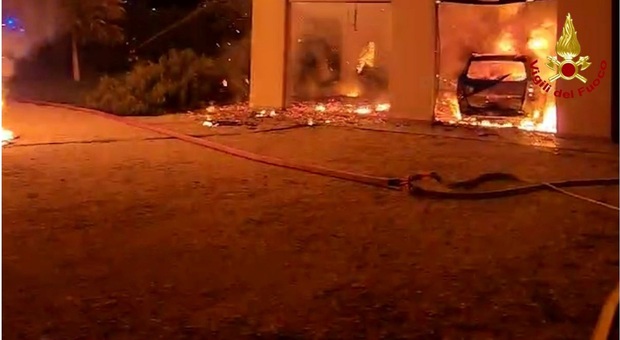 Incendi sospetti a case e automobili: gli attentati di via Rigato entrano tutti in un'unica indagine