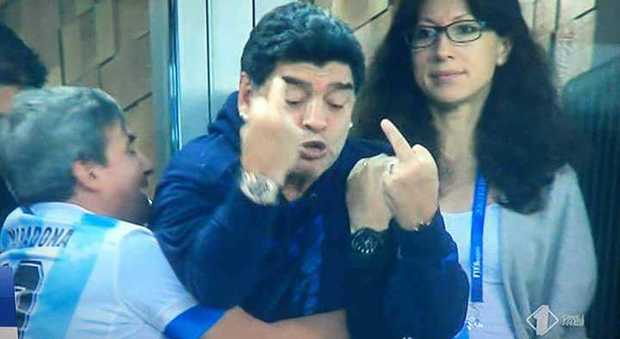Russia 2018: Argentina avanti, Maradona esulta in tribuna: «Gracias a Dios», poi doppio dito medio