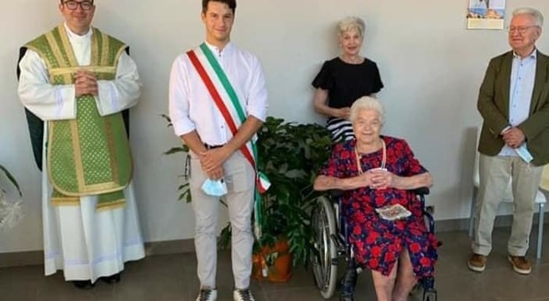 La centenaria Maria Lovisa, ex barista, festeggia le cento candeline con parenti, parroco e consigliere comunale