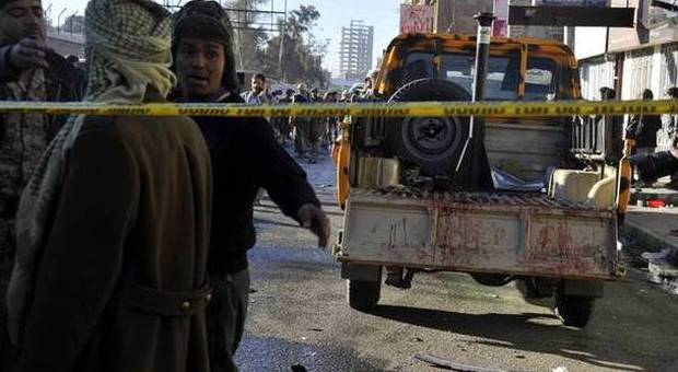 Yemen, attacco kamikaze a Sanaa: 15 morti e 40 feriti. Sospetti su Al Qaeda