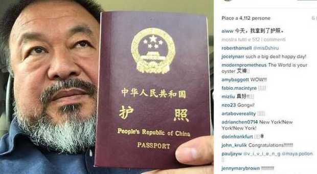 Ai Weiwei mostra il passaporto concesso dalle autorità cinesi