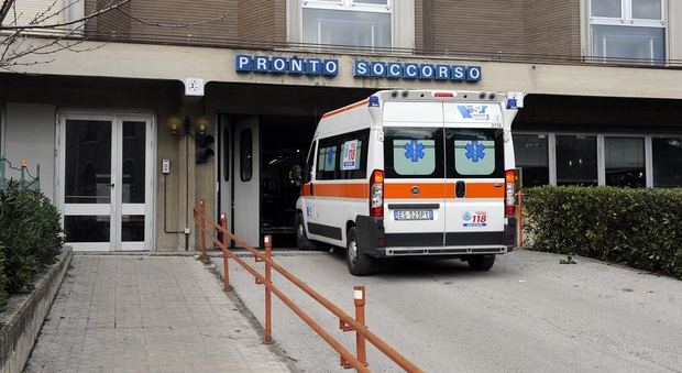 Macerata, si barrica in casa e tenta il suicidio: i carabinieri la salvano