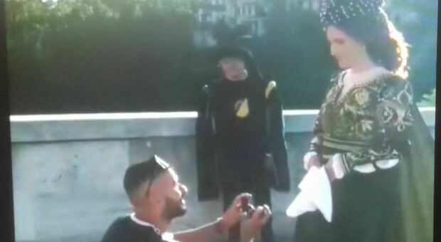 Quintana, il corteo storico si ferma all'improvviso e Ivan chiede in sposa la dama Marina Nardinocchi al suono delle chiarine