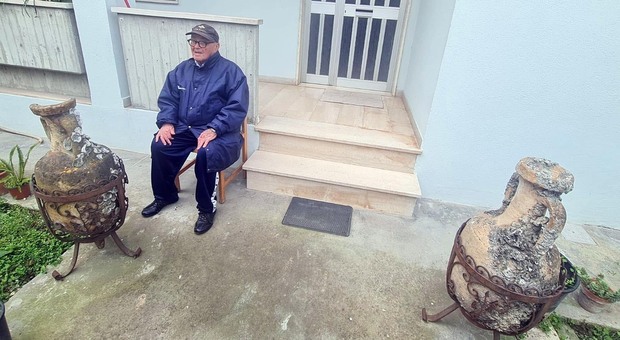 Anfore romane nel giardino, indagato ex pescatore di 94 anni. «Non sapevo che avessero valore»