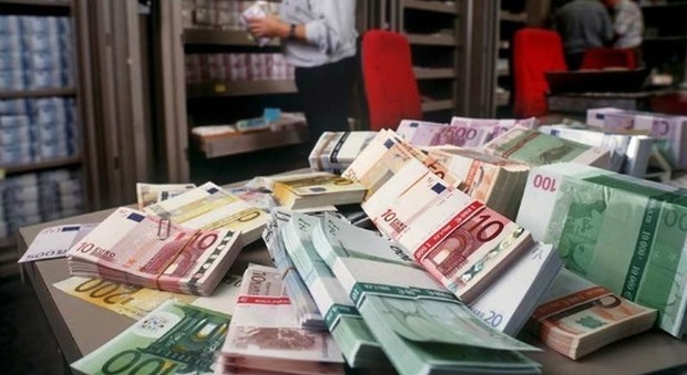 Mazzette nascoste nel corrimano di una scala: trovati 60mila euro