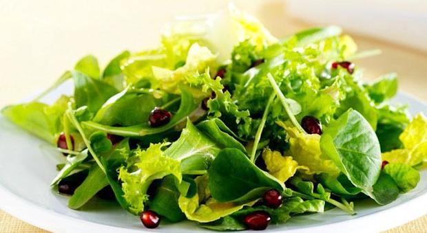«L'insalata che induce al travaglio»: ecco la ricetta consigliata alle donne incinte