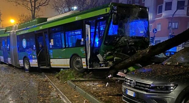 Milano, autobus si schianta contro le auto e finisce sul marciapiede: 4 feriti