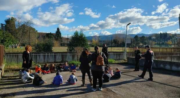 Terni, i bambini della scuola dell'infanzia in visita alla caserma dei carabinieri di Collescipoli