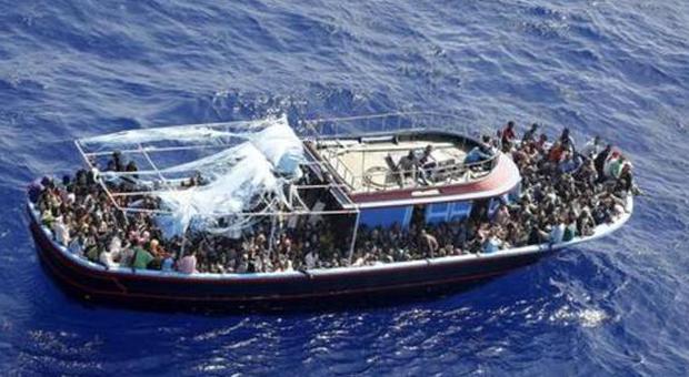 Barcone di migranti si capovolge al largo della Libia: "Forse centinaia di morti"