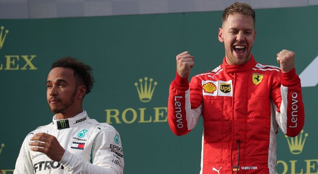 La delusione di Lewis Hamilton sul podio vicino all'esultanza di Vettel