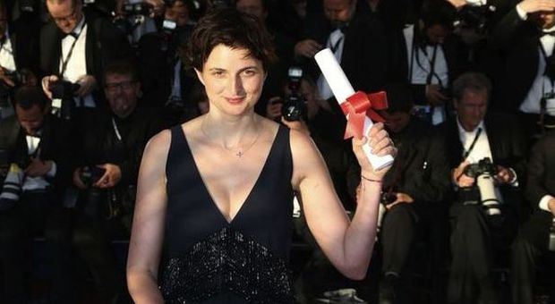 Alice Rohrwacher, 32 anni, con il Grand Prix vinto a Cannes il 25 maggio scorso
