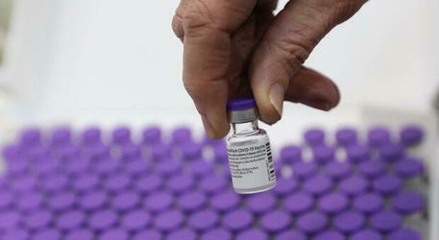 Vaccino Covid Pfizer, BioNTech: «Si chiamerà Cominarty. Sei settimane per adeguarlo alla variante inglese»
