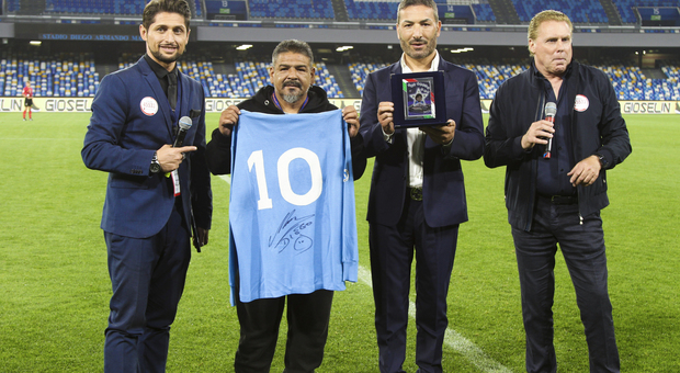 Una notte per Diego al San Paolo di Napoli, per tutti oggi stadio Maradona. Attori e tifosi azzurri in campo. Premiato anche Hugo, fratello del Pibe