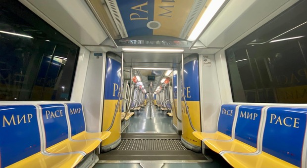 Roma, un treno della metro A si veste con i colori della bandiera dell'Ucraina