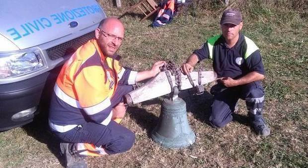 Terremoto, ritrovata dai volontari di Ariccia la campana della chiesa di Saletta