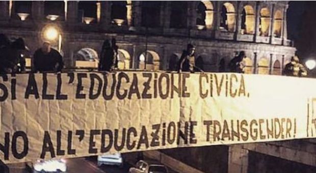 Roma, al Colosseo striscione degli ultras laziali contro Luxuria