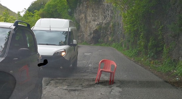 Salerno, sulla strada provinciale buche segnalate con sedie rosse