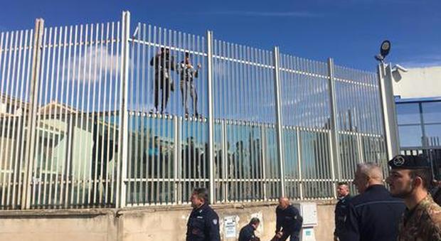 Dopo Bari e Brindisi, rivolta anche nel carcere di Foggia: venti evasi, altri trenta bloccati dalla polizia. Almeno un ferito