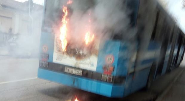 Paura sul bus degli studenti: fiamme dal motore e nuvola di fumo nero