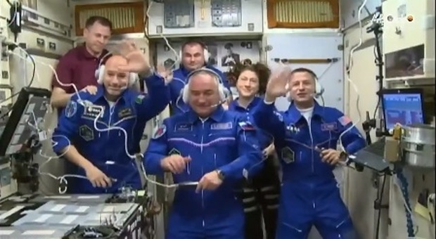 Luca Parmitano è arrivato alla ISS. Le prime parole: «Grazie Italia, è bello essere qui»