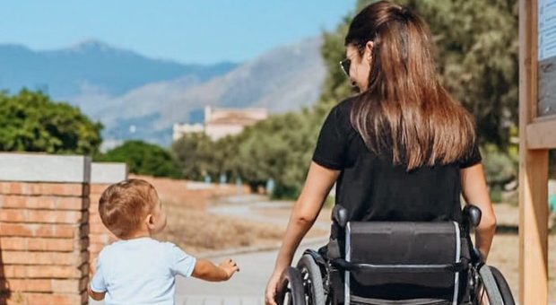 Laura: «Io mamma sulla sedia a rotelle e influencer di positività su Instagram»