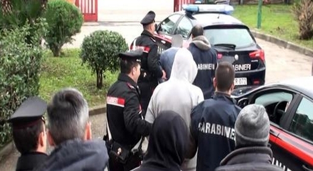 Camorra, arrestati due carabinieri a Napoli: hanno favorito il clan Cutolo