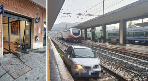 Auto sfonda sala d'attesa della stazione e “parcheggia” sui binari: tragedia sfiorata a Fabriano