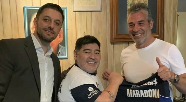 Matias Morla (a sinistra) con Diego Armando Maradona quando firmò il contratto con il Gimnasia La Plata