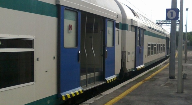 Sasso contro un treno sulla linea Roma-Cassino: ferita una passeggera