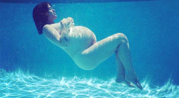 Alanis Morissette nuda sott'acqua con il pancione di 9 mesi