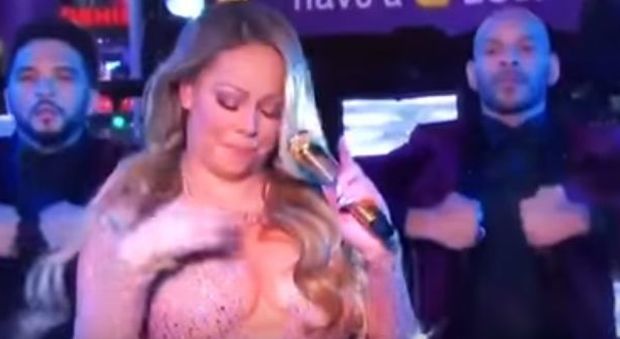 Mariah Carey, gaffe durante il concerto a Times Square