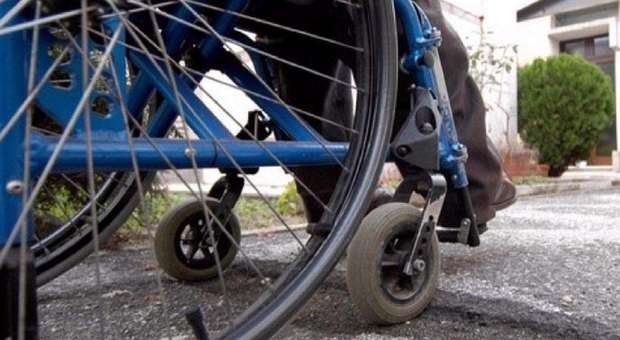 Disabile in carrozzina inseguito per strada e rapinato da una donna incinta