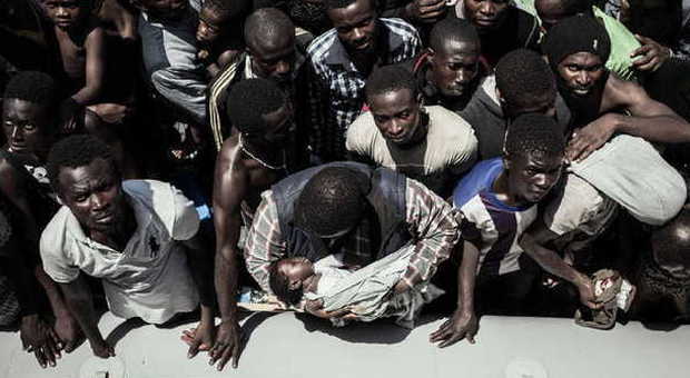 Barcone con centinaia di migranti si capovolge al largo della Libia