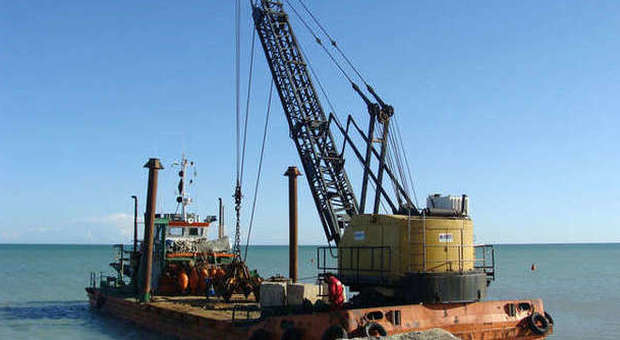 Porto Sant'Elpidio, il vento non ferma i lavori in mare per le scogliere