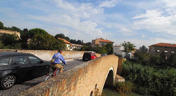Pesaro, raffica di burti di biciclette: un ragazzo ne lancia una dal ponte