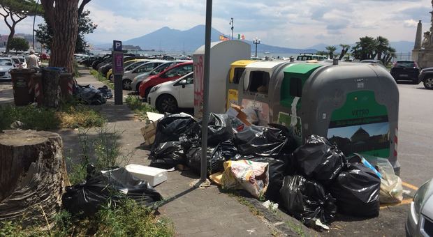 La cartolina sfregiata di Napoli: cumuli di rifiuti a Posillipo con vista sul Golfo