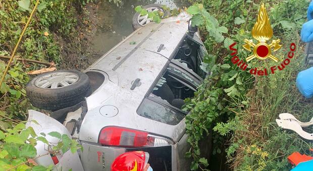 Lodi, auto si ribalta e finisce in un fosso: morto 22enne alla guida