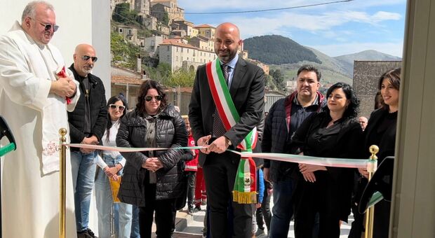 L'inaugurazione del micro-nido a Buccino, con il sindaco Pasquale Freda