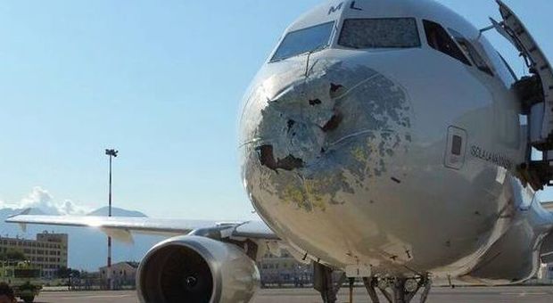 Paura in volo: aereo colpito da un fulmine costretto ad atterraggio di emergenza a Capodichino