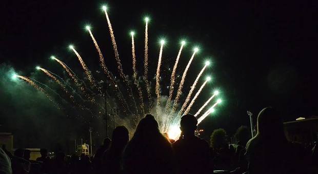 I fuochi d'artificio hanno concluso dal Festa dell'Indipendenza organizzata dalla Ederle