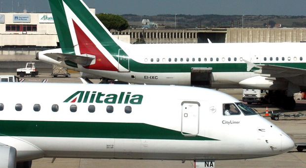 Venezia-Roma, dopo i treni tocca agli aerei: Alitalia taglia i voli